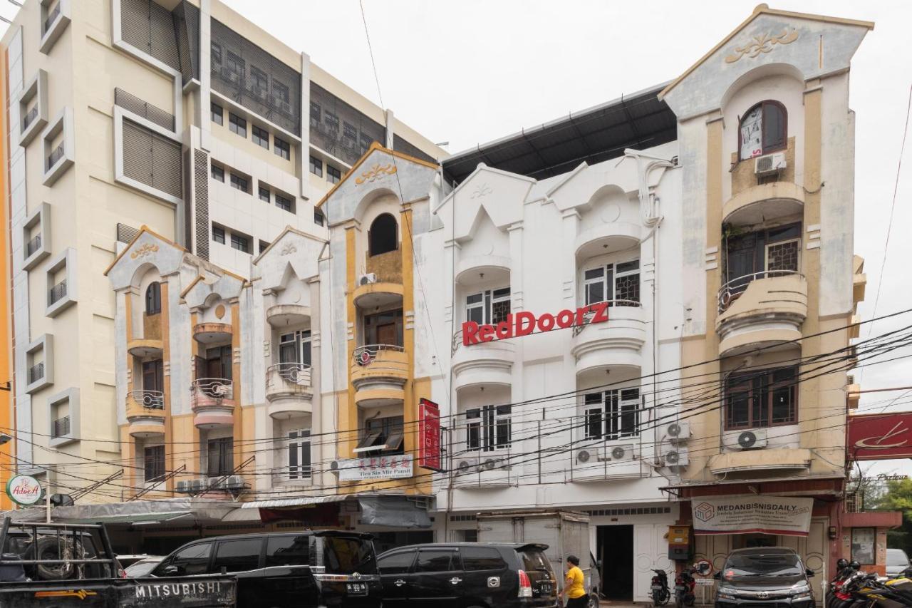 Готель Reddoorz Near Sun Plaza Medan 2 Екстер'єр фото